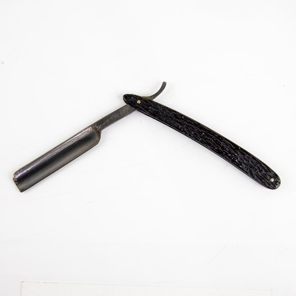 Shumate's 135 Straight Razor: Vintage Straight Razor "135" by Shumate Razor Co. Has black molded bark-like plastic scales, with a blank face. Tang reads "Shumate's 135" and reverse reads "Shumate Razor Co St Louis U.S.A". Has a Fr