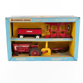 Ertl International Harvester Farm Set w Blue Barn
