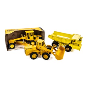 NIB John Deer Motor Grader #504 ERTL IH Pay Hauler