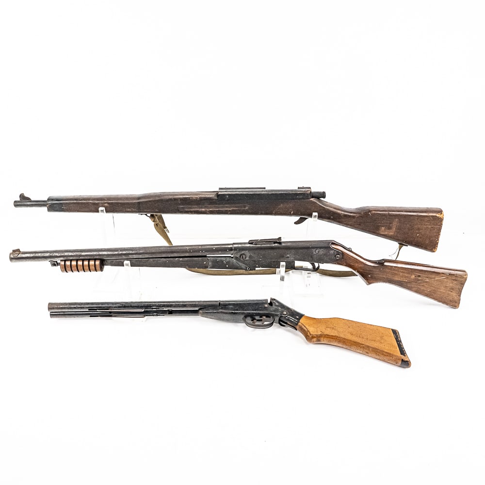 40s Wyandotte Double Barrel Toy Shotgun & Daisy ++: 1940s Wyandotte metal toy double barrel shotgun; both triggers pull shows age and wear oxidation, scuffs & scratches (Wants to open at the middle crack if unguided), 1940s Daisy no. 25 bb gun (engrave