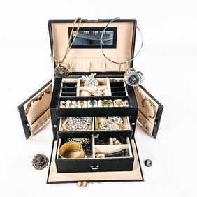 14K Yellow Gold Cameo Earrings & Jewelry Box