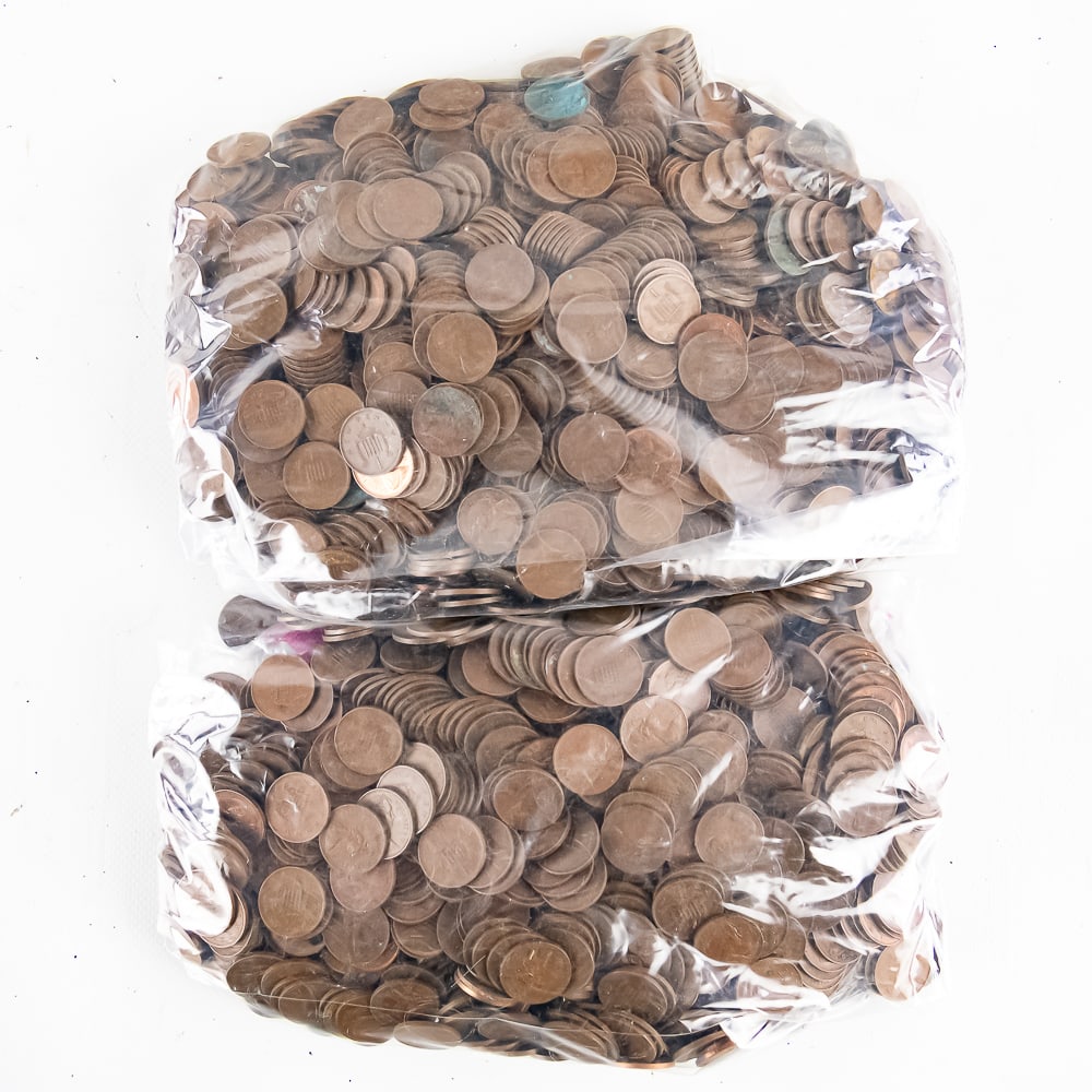 20 Pounds of Assorted Elizabeth II New Penny Cents: 10% Buyer Premium + Online/Credit Card Fees if applicable on Coins & Currency Collection features (20 pounds +/-) of assorted British Elizabeth II New Penny cents. Hours of Fun, perfect addition to yo