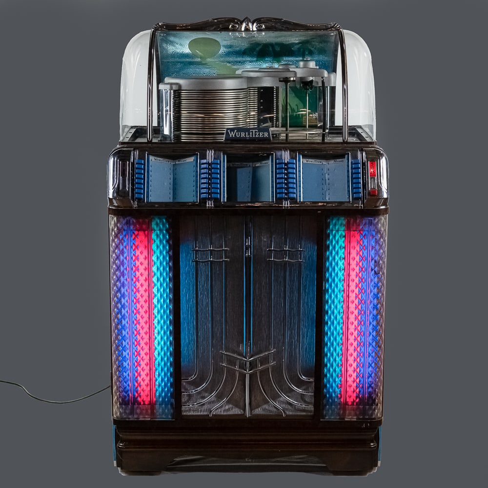 Wurlitzer 1450 45 RPM Jukebox: Due to the size/weight/fragility of this item, it will require a pick up or customer-arranged 3rd-party shipping. We will connect you with reputable transport companies after the auction. Beautiful ol