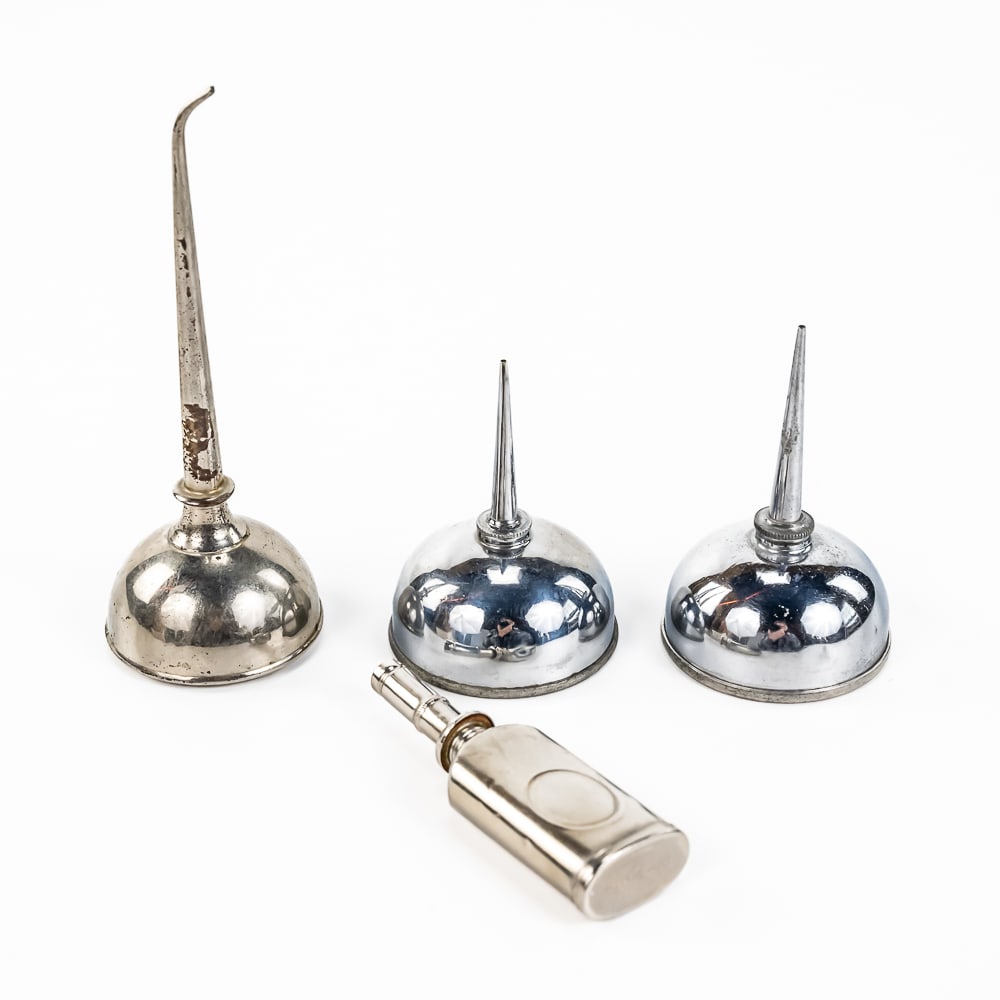 Lot of 4 Vintage Oil Cans: This lot consists of 4 small vintage oil cans commonly seen with sewing machines and phonographs. Two are chrome plated and two are nickel plated. All 4 in good condition..