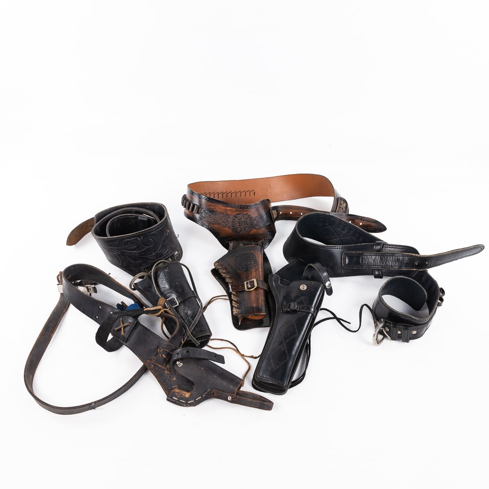 4 Leather Gun Belt/Holster sets: 4 Leather Gun holster and belt sets. 3 Western Buscadero style holster and belt sets. 1 Leather shoulder holster for small revolver. All belts are leather and in good usable shape, sized for 32-38 inc