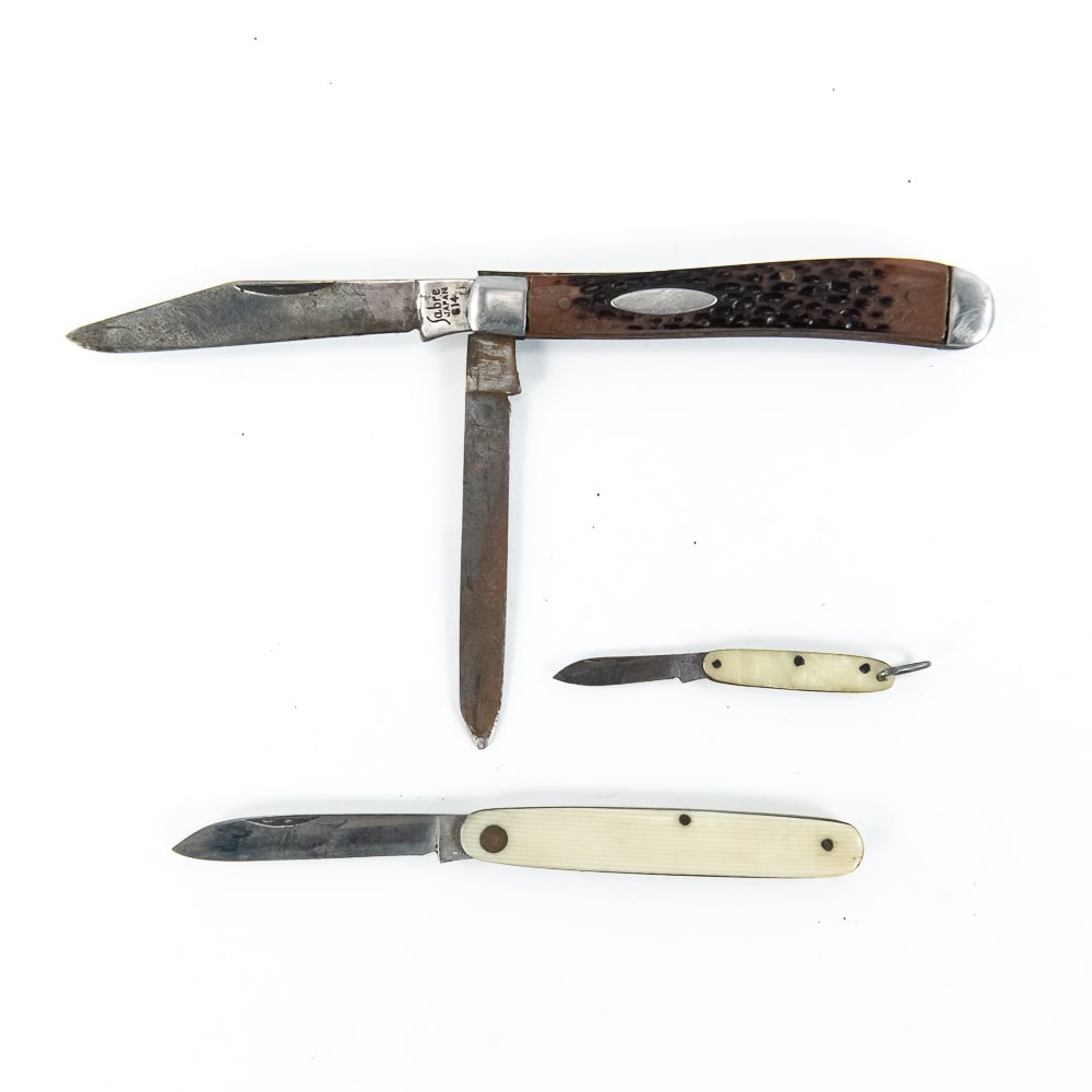 3 Antique Japanese Made Pocket Knives: 3 Antique 1950s-1960s Japanese made pocket knives. 2 pen knife style and 1 Canoe style by Sabre Cutlery. Condition ranges from fair to very good. 1.75-4.1" closed length. See photos. Nice group of vin