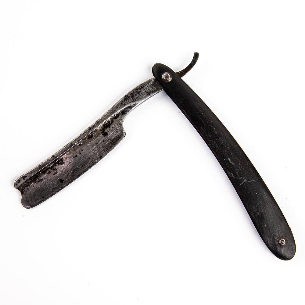 Wade & Butcher Straight Razor: Vintage Straight Razor by Wade & Butcher, with black horn scales that exhibit light scratching and mark, mainly on reverse. The face is blank, Tang reads "Manufactured by Wade & Butcher Sheffield" wit