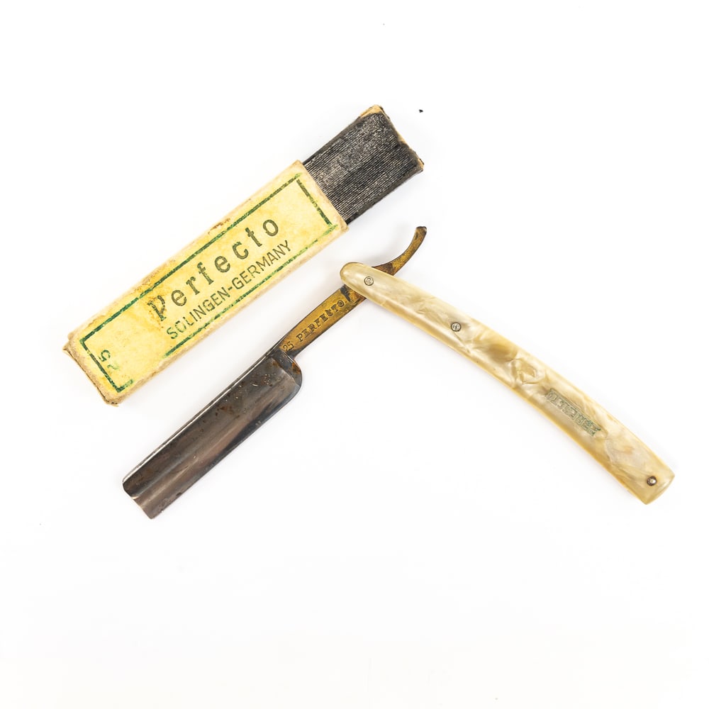 Perfecto 25 Razor w/ Orig. Box: Vintage Straight Razor "Perfecto 25" by Perfecto Products Co, with off-white pearly celluloid scales, with "Perfecto" pressed into side. The face is blank, Tang reads "25 Perfecto", and reverse reads 