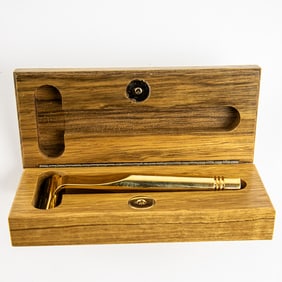 Unknown Mfg Razor w/ Wooden Case