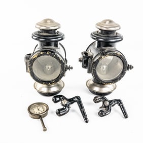 2 Oil Running Lamps & Brackets For Automobiles