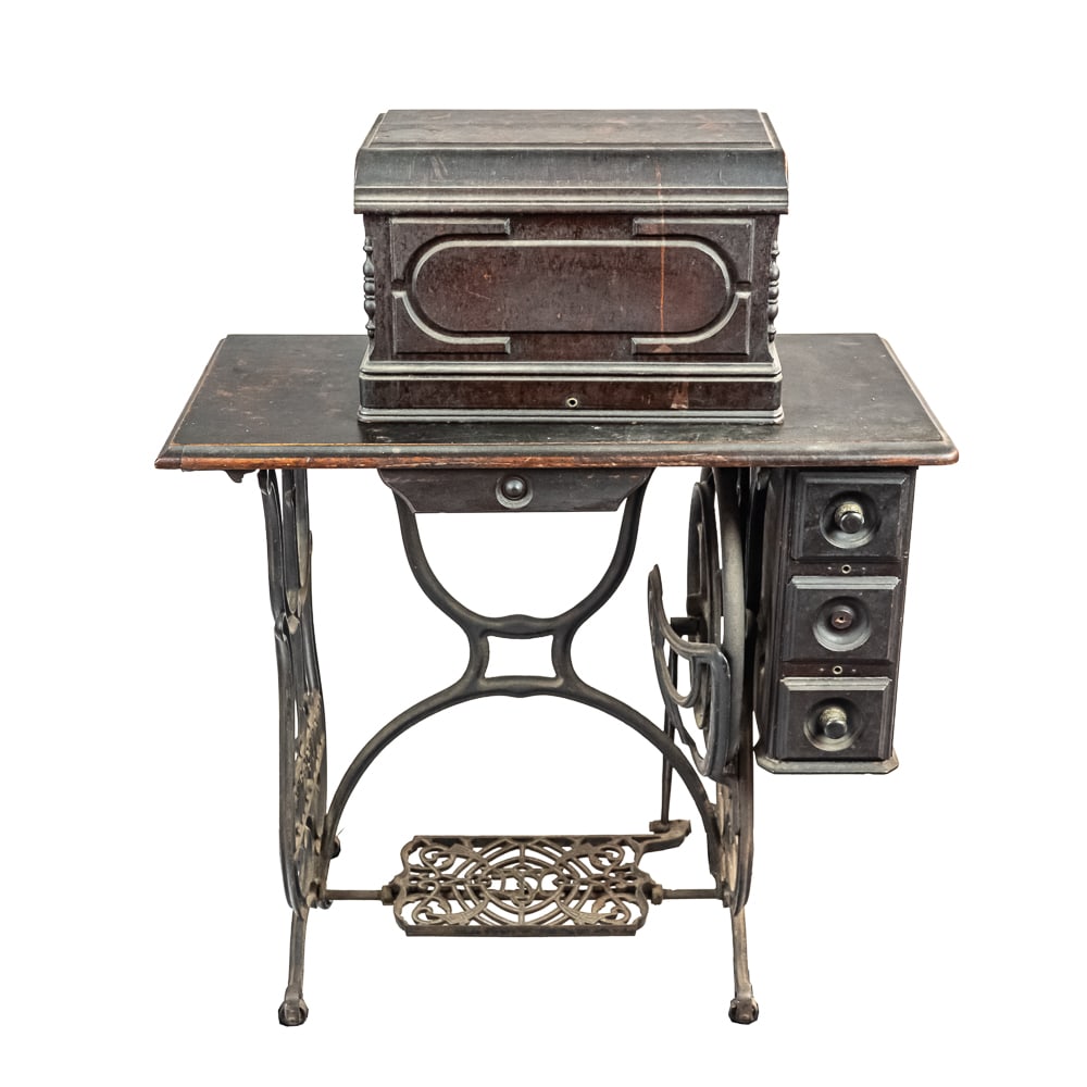 Vintage Domestic Treadle Sewing Machine (1 of 20)