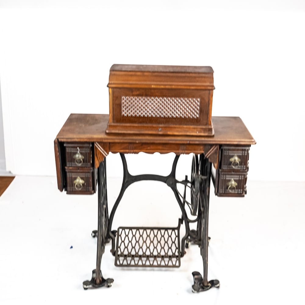 Vintage Singer Treadle Sewing Machine (1 of 20)