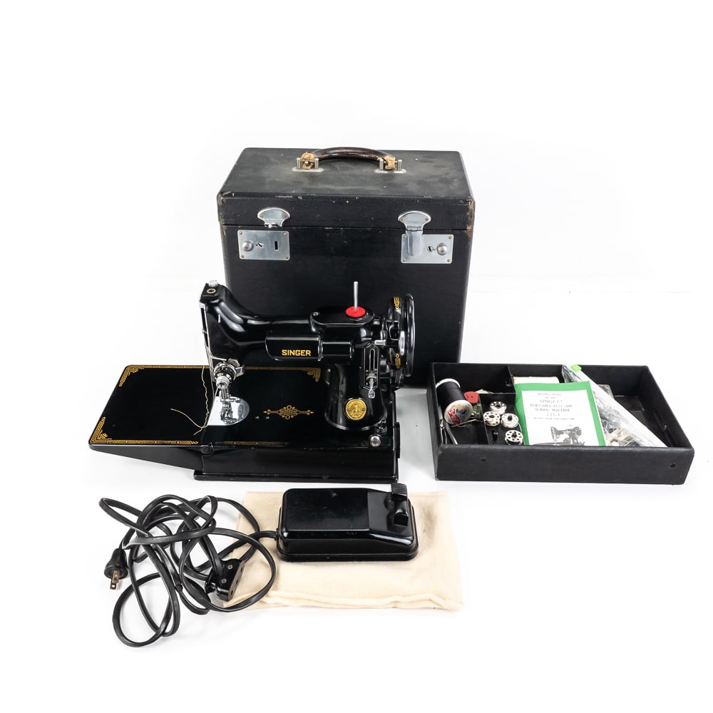 1950 Singer 221-1 FEATHERWEIGHT Sewing Machine (1 of 12)