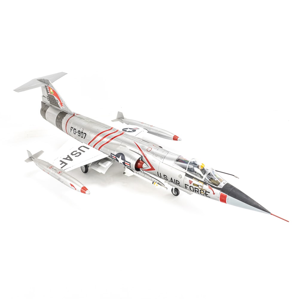 1/18 F-104 C/G STARFIGHTER 21st Century Toys: 1/18 F-104 C/G STARFIGHTER 21st Century Toys Ultimate Soldier Jet Airplane. Some scuffing on fuselage before rear tail stabilizer and right side before engine nozzle. Retractable landing gear, canopy