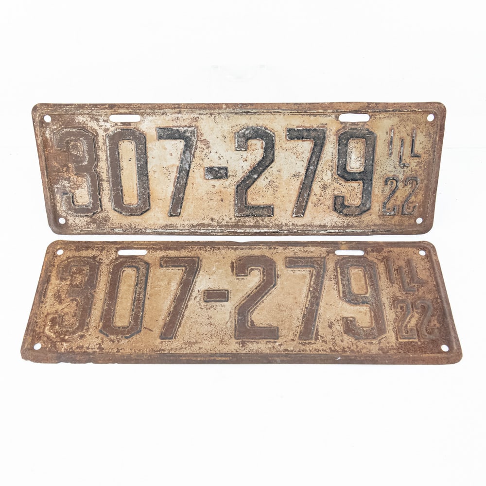 Illinois 1922 License Plate Pair: # 307-279 pair in fair condition with paint fade and rusting to both plates. See pics. From the Jim Dvorak collection.
