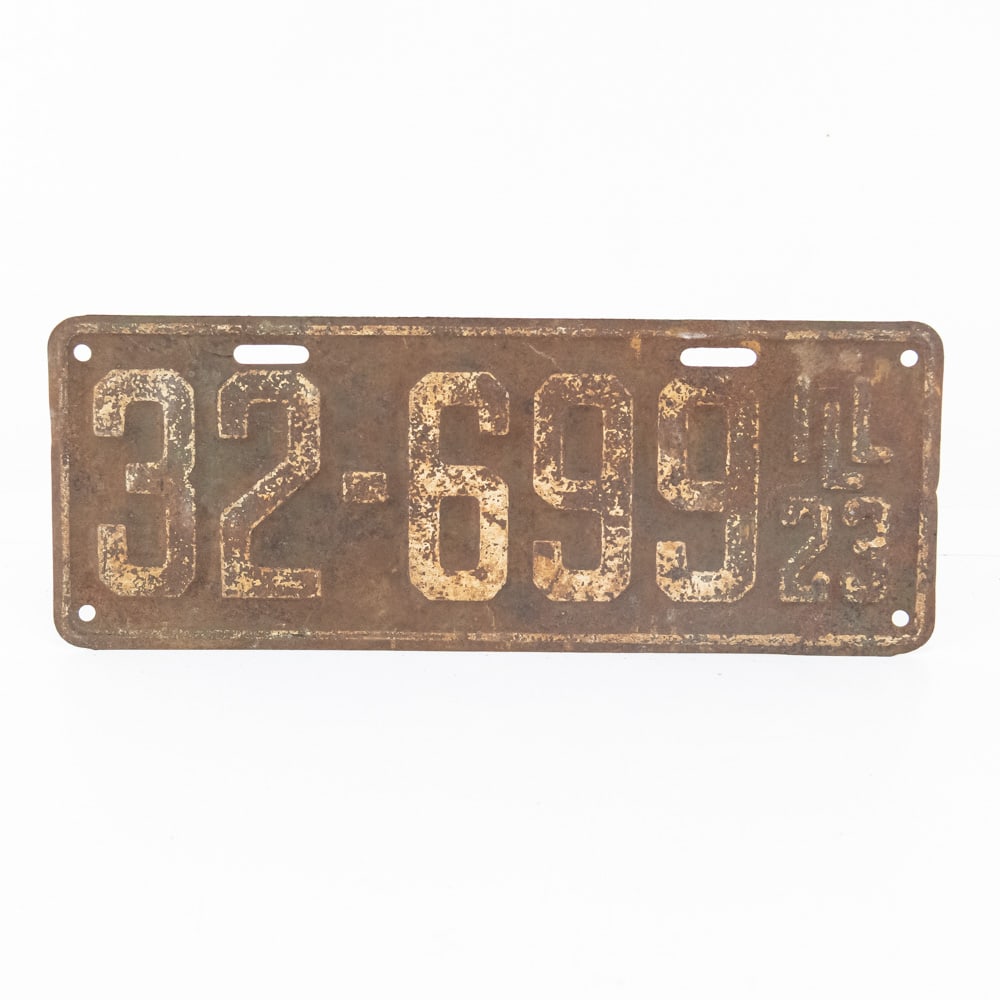 Illinois 1923 License Plate: # 32-699 in poor to fair condition with heavy paint loss and rusting. A good resto candidate. See pics. From the Jim Dvorak collection.