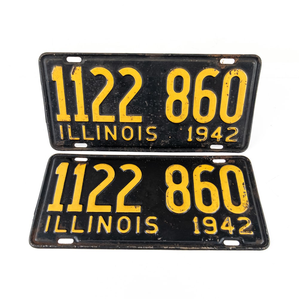 Illinois 1942 License Plate Pair: # 1122 860 pair in good+ original condition with light rust around theedges. See pics.