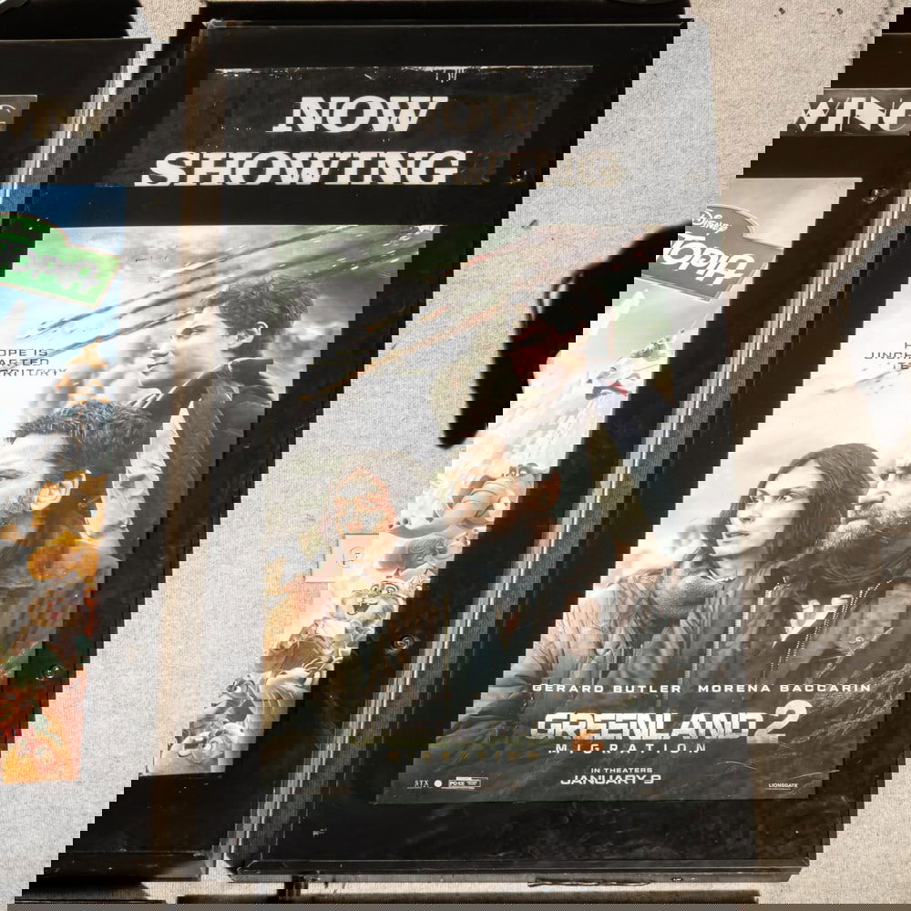 Now Showing Movie Poster Case: Back lit Now Showing one sheet movie poster case in good condition. Has lock and key. Overall measures 32" wide, 57.5" tall, 3.5" deep. Please use photos to judge condition and bid accordingly.