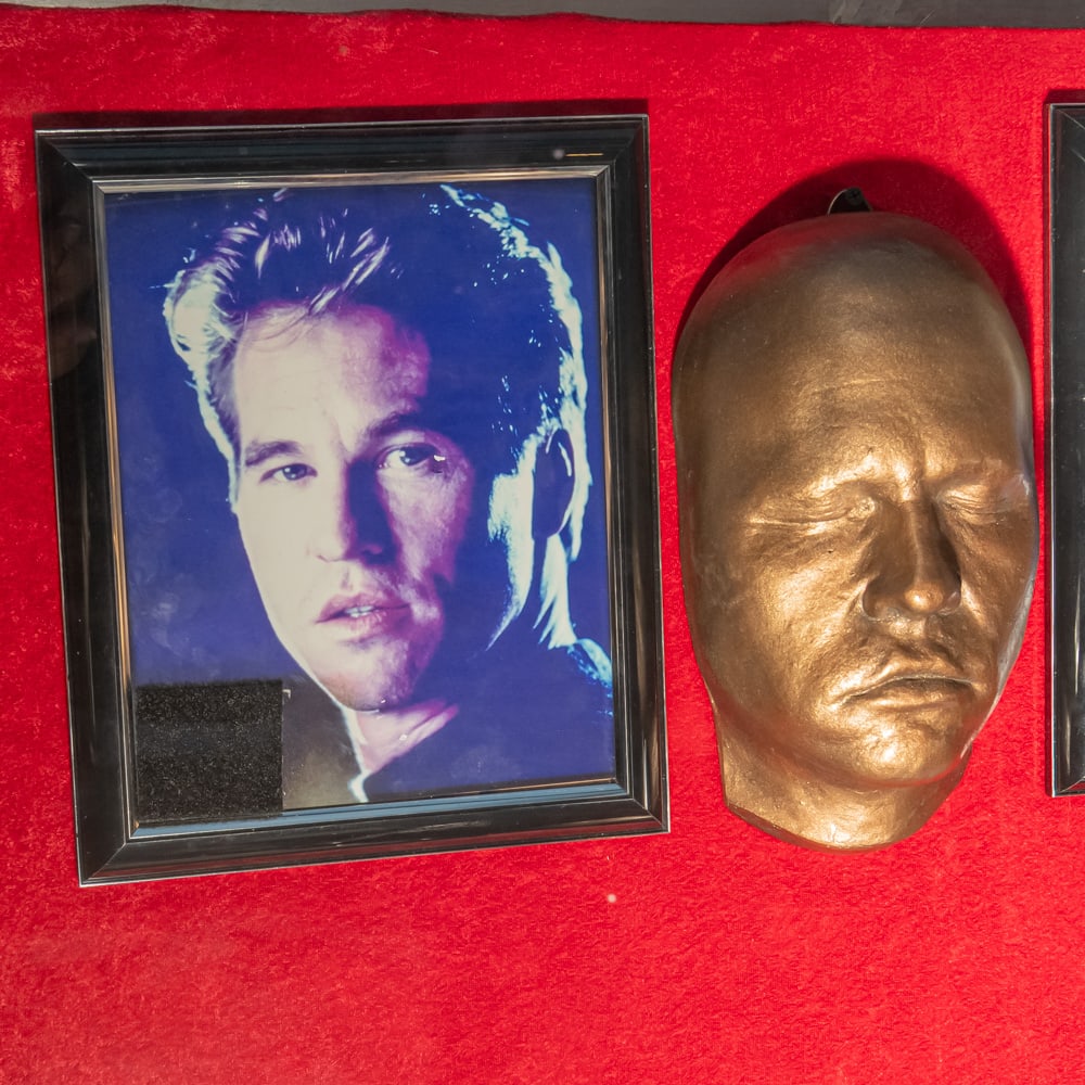 Val Kilmer Mask Life Mask: Life mask of Val Kilmer for an unknown movie. In good condition. Comes with an 8 X 10 framed color photo of Kilmer. Life masks are created for special effects makeup artists to develop prosthetic