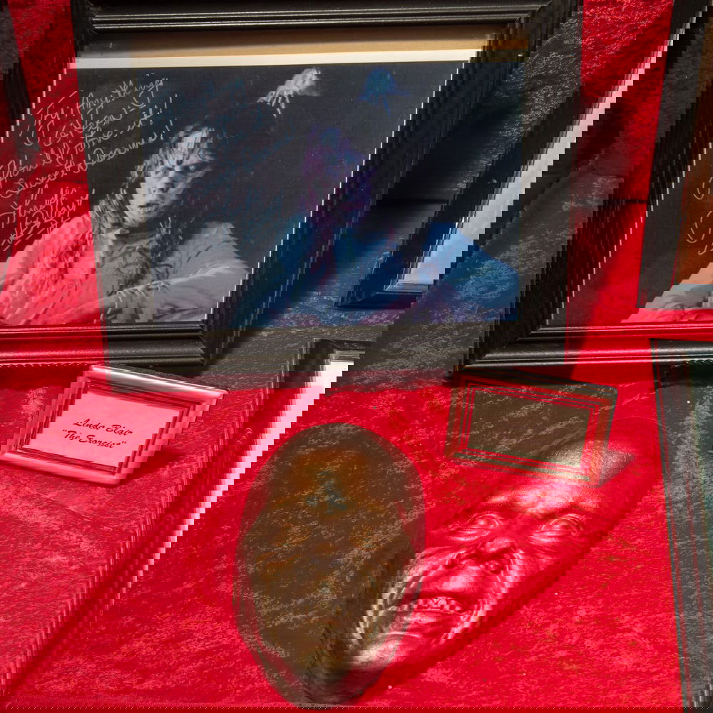 Linda Blair Life Mask for The Exorcist: "What an excellent day for an exorcism"Linda Blair life mask for the 1973 movie, The Exorcist. In good condition. Comes with an 8 X 10 color framed photo of Blair in character. Life masks are