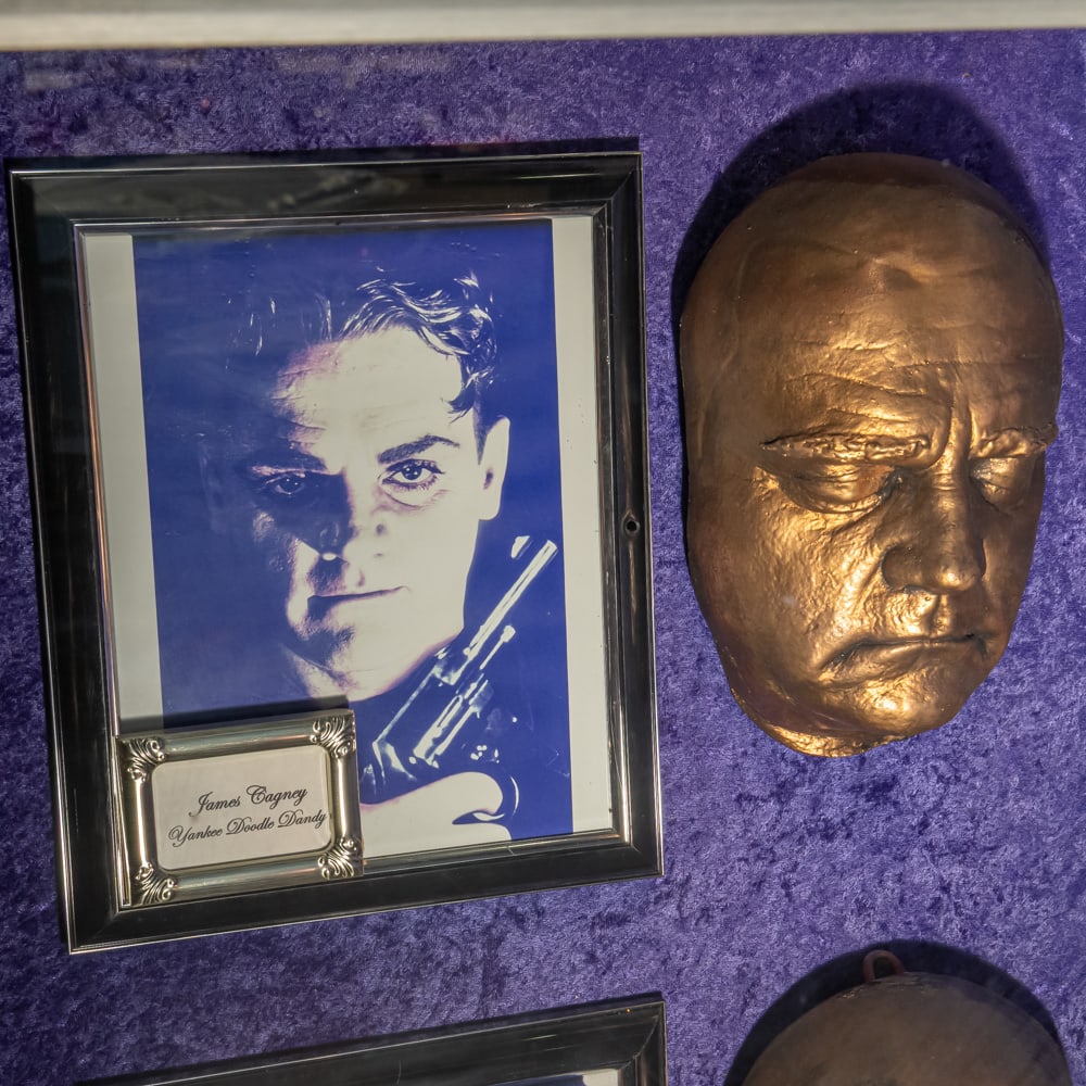 James Cagney Life Mask for Yankee Doodle Dandy: James Cagney life mask for the 1942 movie, Yankee Doodle Dandy. In good condition. Comes with a 8 X 10 B&W photo of Cagney. Life masks are created for special effects makeup artists to develop
