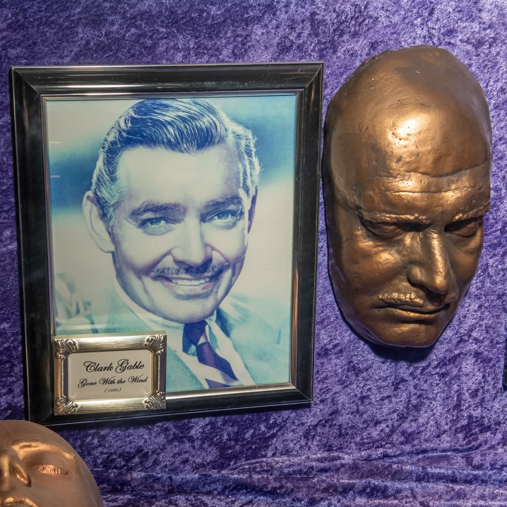 Clark Gable Life Mask for Gone With The Wind: :Frankly, my dear, I don't give a damn!" Life mask of Clark Gable for the 1939 movie, Gone With The Wind. In good condition. Comes with an 8 X 10 framed color photo of Gable. Life masks are