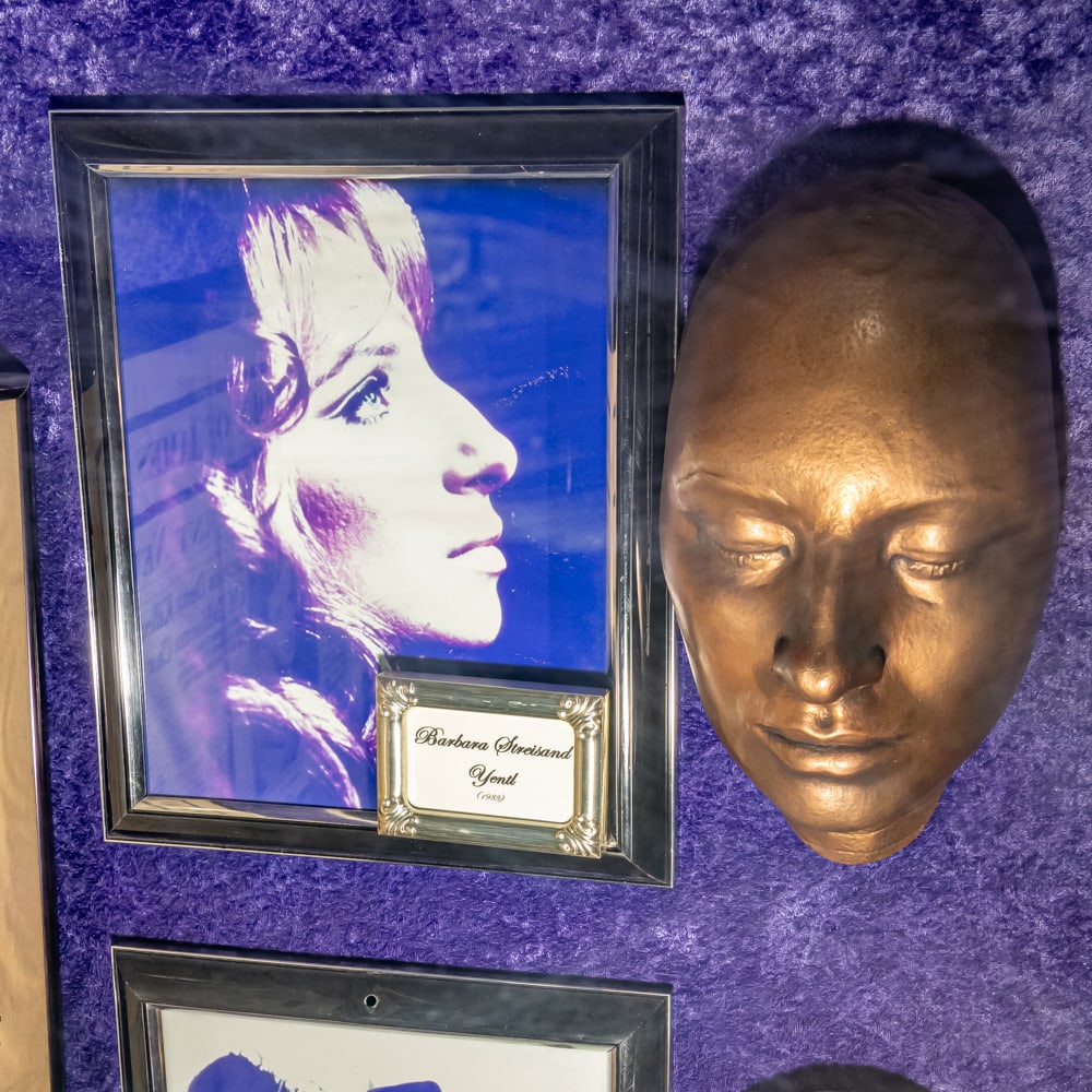 Barbara Striesand Life Mask for Yentil: Life mask of Barbra Streisand for the 1983 movie, Yentil. In good condition. Comes with an 8 X 10 framed photo of Streisand. Life masks are created for special effects makeup artists to develop