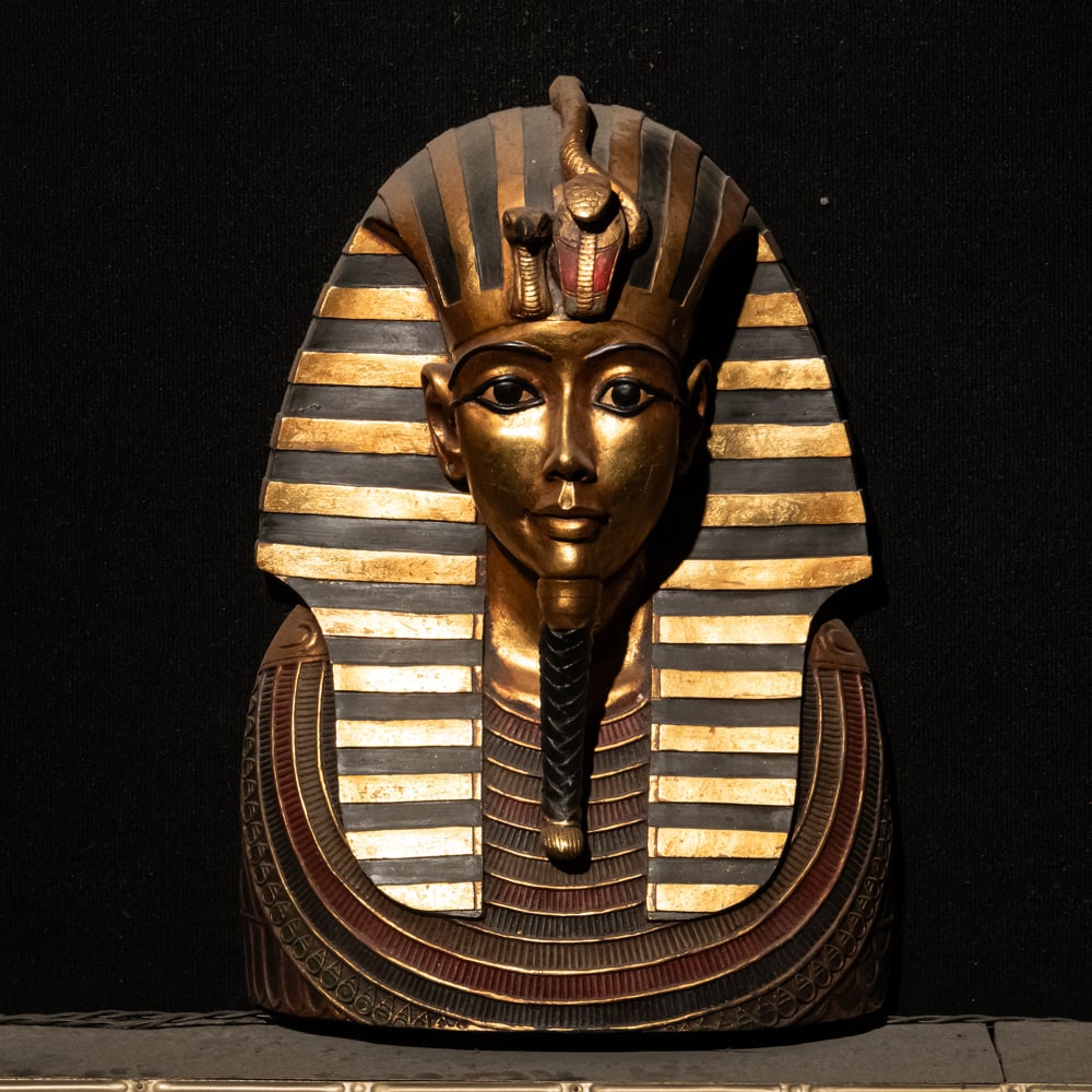 Golden Tutankhamun Burial Mask Redux Sculpture: Decorative Golden Tutankhamun Burial Mask Redux Sculpture. Attractive sculpture showcases a decorative Tutankhamun death mask, inspired by the masterpiece discovered on 1922 which is presented for vie