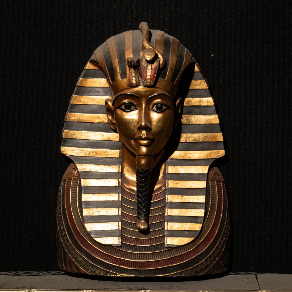 Golden Tutankhamun Burial Mask Redux Sculpture: Decorative Golden Tutankhamun Burial Mask Redux Sculpture. Attractive sculpture showcases a decorative Tutankhamun death mask, inspired by the masterpiece discovered on 1922 which is presented for vie