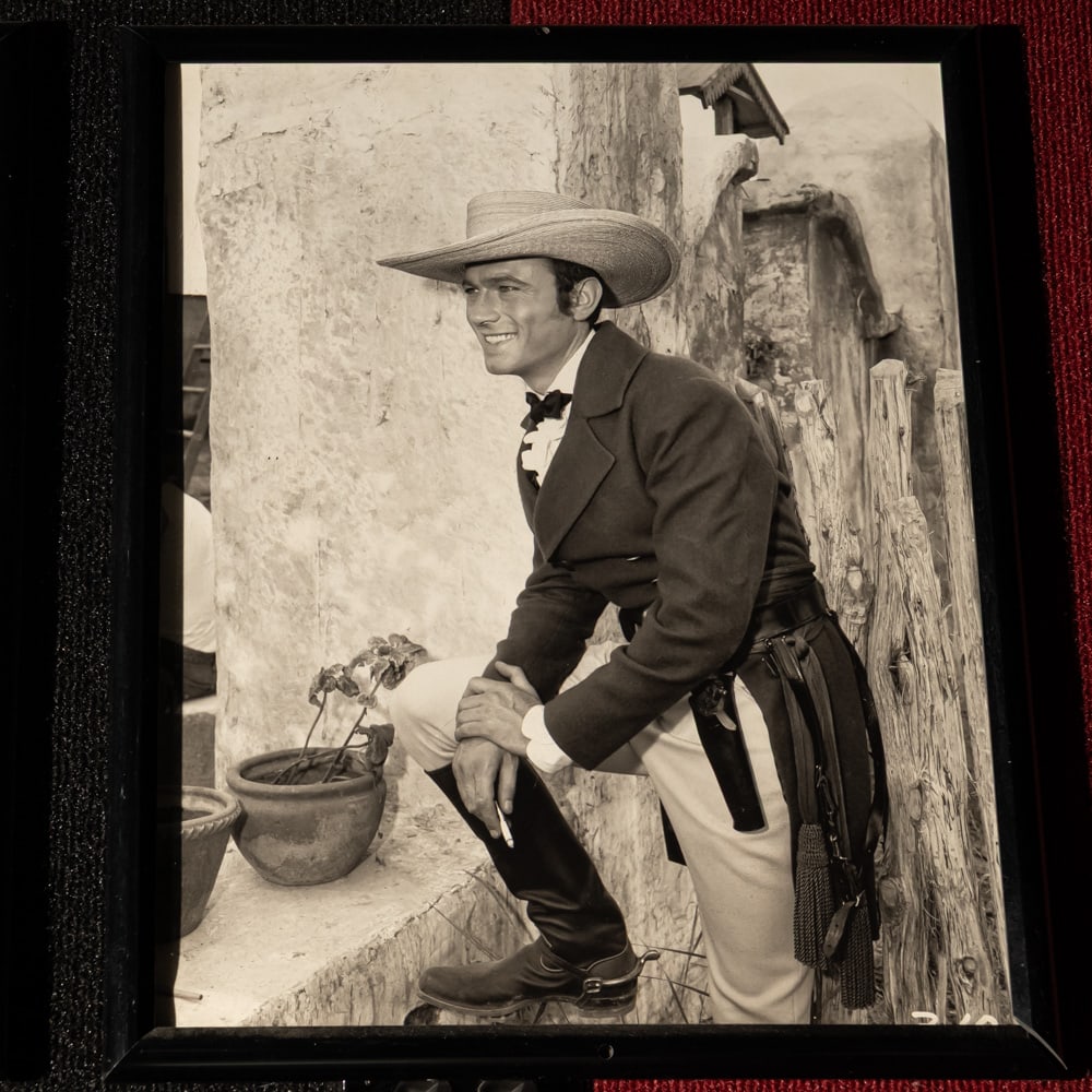 Lawrence Harvey Framed Photo From The Alamo: A framed B&W photo still of Laurence Harvey as Col. William Travis from the 1960 movie, The Alamo. Measures 21" tall x 17" wide. Please use photos to judge condition and bid accordingly. Please note: