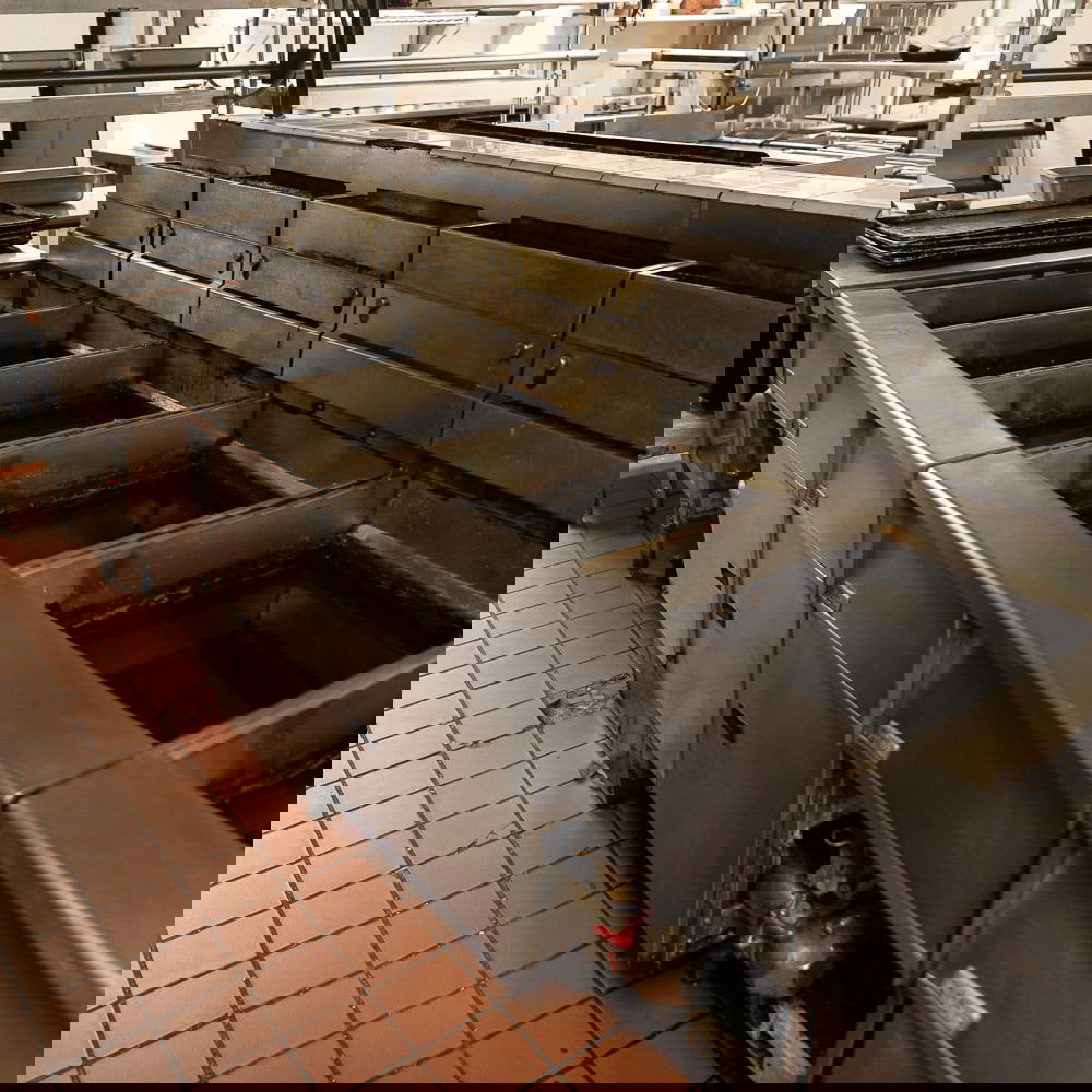 Pitco Frialator 5-Bay Commercial Fryer: This is a heavy-duty, professional-grade commercial frying suite featuring a 3-bay and 2-bay Pitco Frialator system, expertly plumbed together for high-volume kitchen output. Pitco, hailing from Bow,