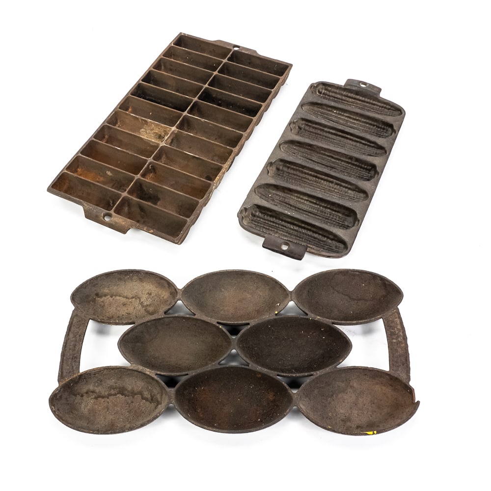 (3) Antique Cast Iron Bread Pans (1 of 7)