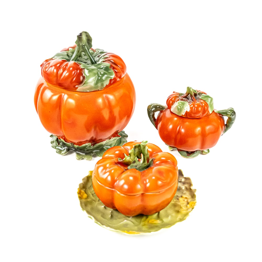 Royal Bayreuth Porcelain Tomatoware 4-Piece Lot: Royal Bayreuth Porcelain Tomatoware Lot, 4-piece lot includes a tomato jar with lid, used as a sugar bowl, condiment jar or mustard pot, 6.5", one minor edge chip on inside rim of the jar, a sugar