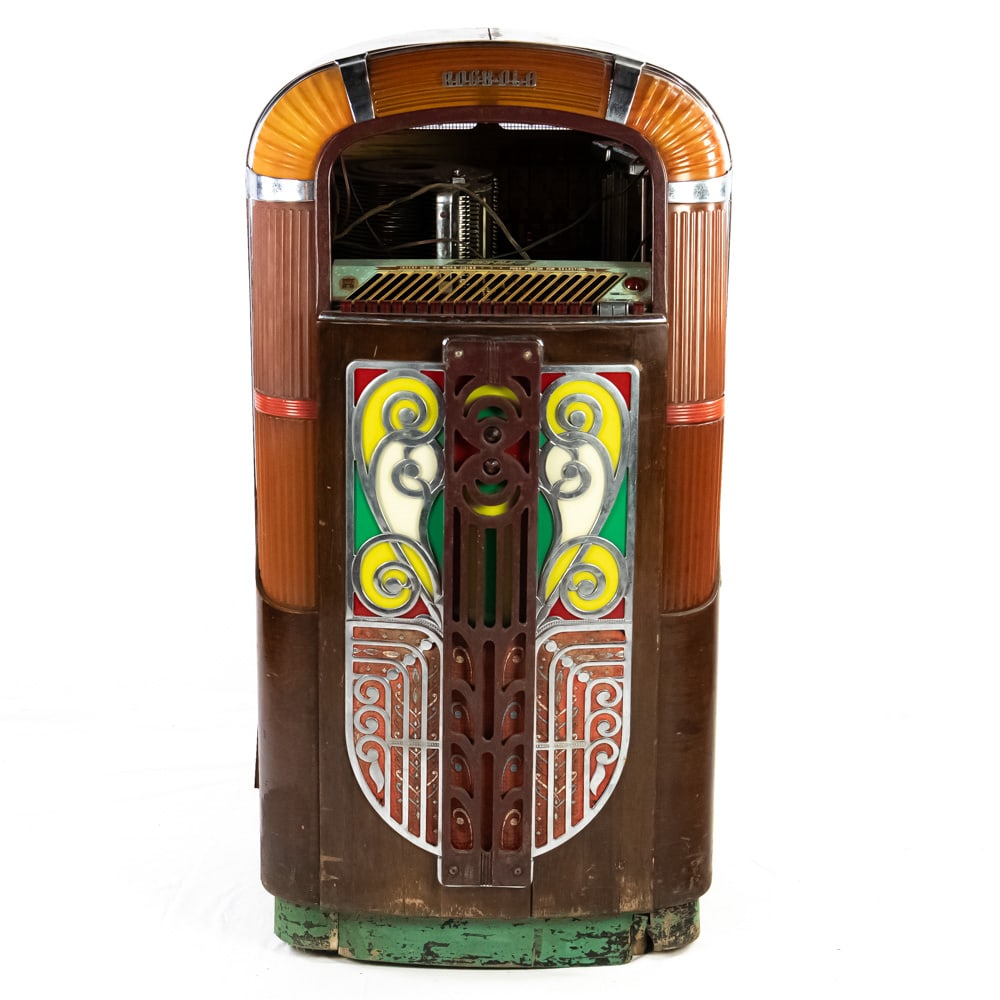 Coin Op Rock-Ola Model 1422 Jukebox: Looks to be original and mostly complete. Missing front door glass and menu tab holder. the key is wired to the inside. Plastics are good, chrome has some pitting. A solid case, veneer has some edge n
