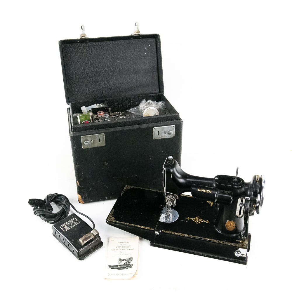 Vintage Singer 221-1 Featherweight Machine w/Case (1 of 15)