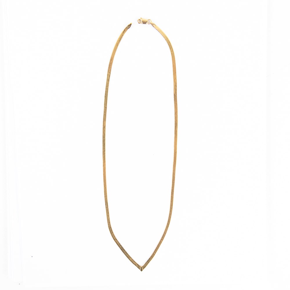 Ladies 14k "V" Shaped Herringbone 17" Necklace: Striking Ladies 14k yellow gold Herringbone "V" shaped 17" necklace. Presents well with minimal signs of age and wear; stamped made in Italy and 14k composing a grand total weight of 4.8 grams. Great 