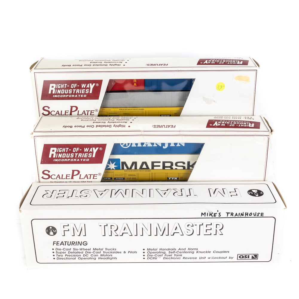 Chessie FM Train Master #SA-1001 Diesel Engine & +: Chessie FM Trainmaster #SA-1001 O gauge Diesel Engine Locomotive along with (2) Right of Way Industries Row 3839 Scale plate O Gauge railway cars. Very good overall condition, still featured inside