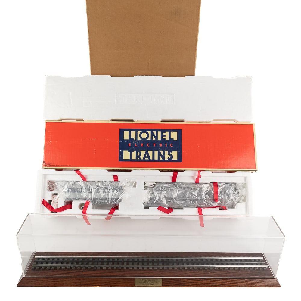 Lionel Texas & Pacific L-3 4-8-2 Loco & Tender: Lionel Texas & Pacific L-3 4-8-2 Steam Engine Locomotive with matching Tender and handsome display no. 6-18025. In very Good overall condition with minimal cosmetic imperfections. Presents extremely