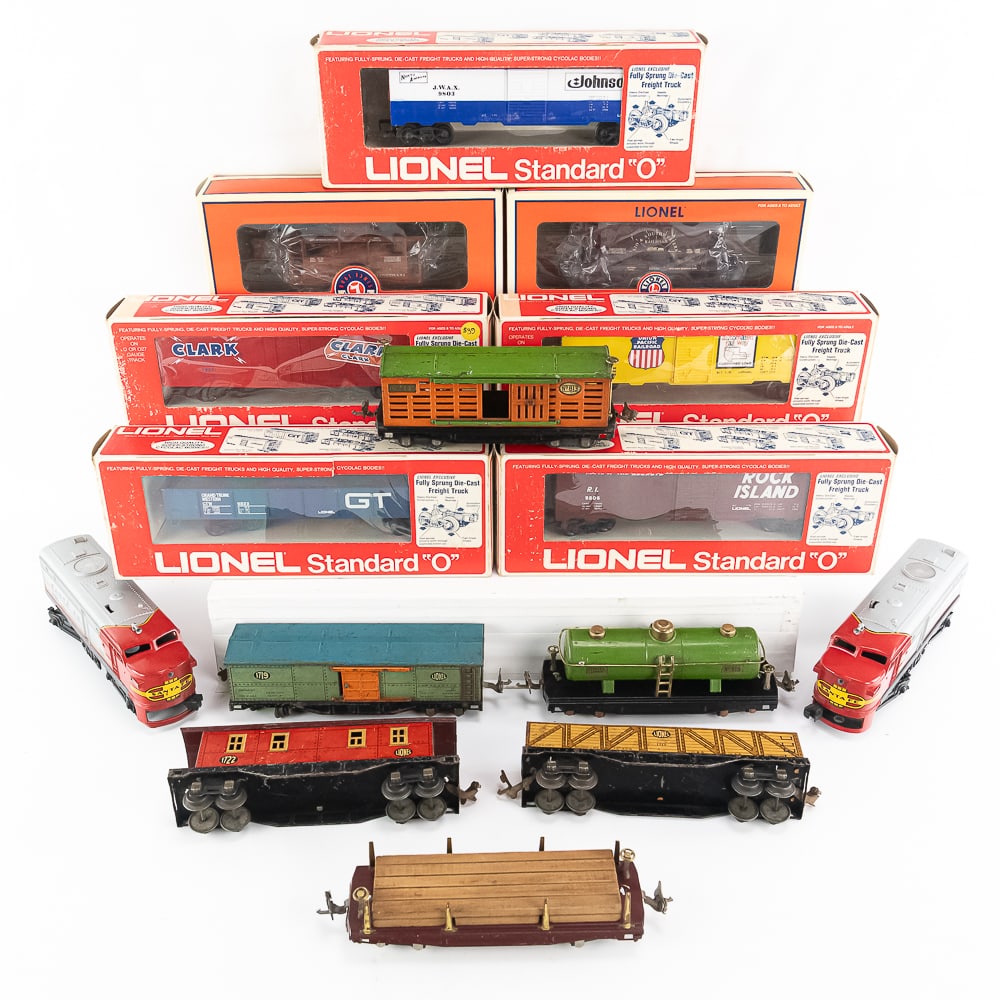 Lionel Sante Fe 220 Engine & Dummy & RR Cars (1 of 14)