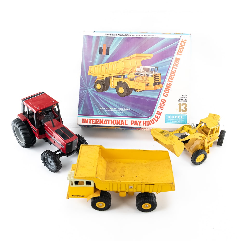 ERTL International 350 Model Kit 5288 Tractor ++ (1 of 10)