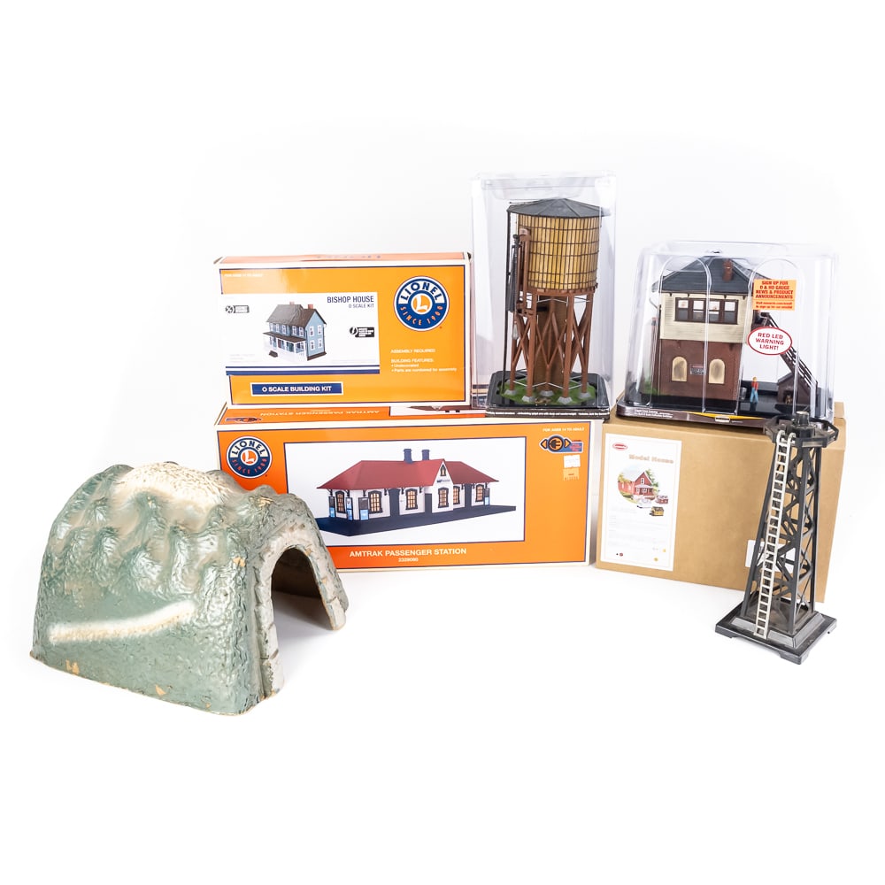 Lionel Amtrack Station Bishop House & More (1 of 12)