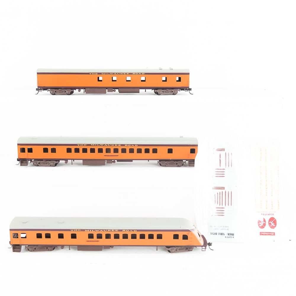 Nickel Plate Hiawatha Milwaukee Road 3 RR Car Set: Nickel Plate Hiawatha "The Milwaukee Road" 3 car HO set. Excellent overall condition, still showcased inside original box; possible NOS. Perfect addition to your collection, please use photos to