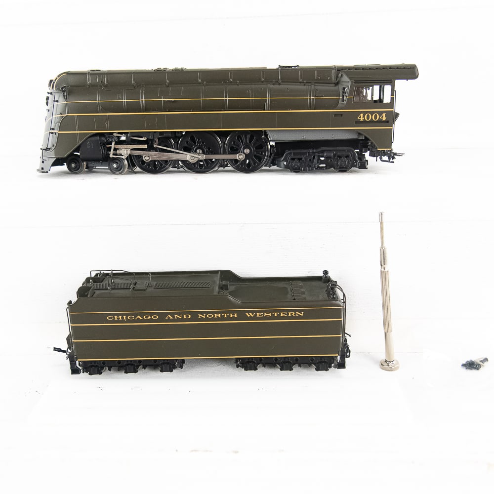 Challenger Imports C&NW E4 Streamlined 4-6-4 Loco+: Challenger Imports #2271.1, Chicago & Northwestern Class E-4 Streamlined 4-6-4 Locomotive #4004 with matching Tender. Presents very well and in Excellent overall condition, still showcased inside