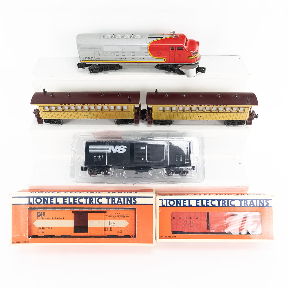 Lionel Sante Fe Diesel Engine & Railway Cars (1 of 8)