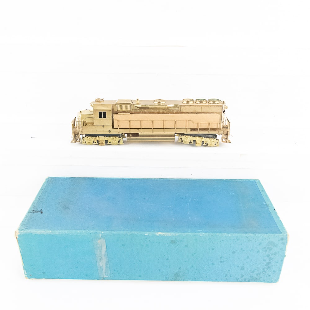 ALCO GP-40L Brass HO Diesel Engine wDynamic Brakes: ALCO GP-40L unpainted brass HO Diesel Engine with dynamic brakes. In very good overall condition with minimal cosmetic imperfections with some tarnish. Rear wheel track not connected to frame needs