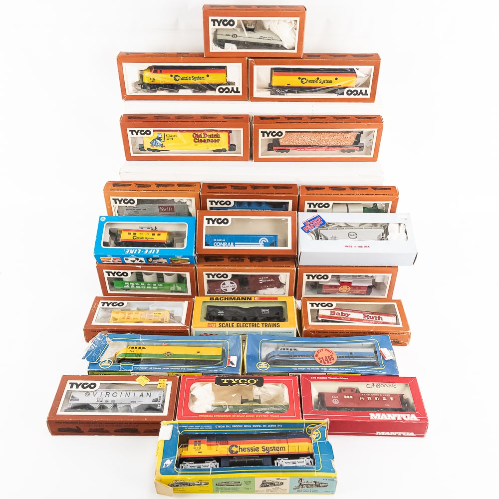 HO Train Diesel Engine & Railway Car Assortment (1 of 11)