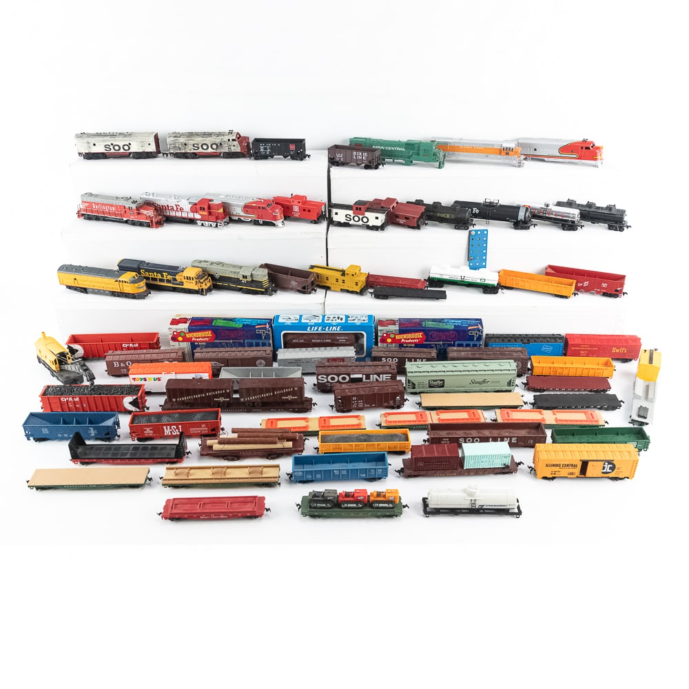HO Diesel Engine & Railway Car Assortment (1 of 10)