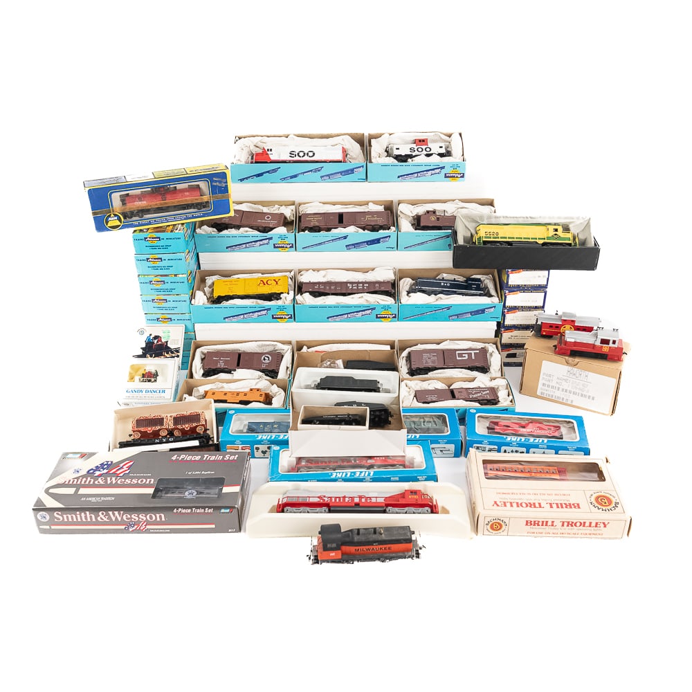 Spectrum GP-30 HO Diesel & 26 Railway Cars & More (1 of 19)