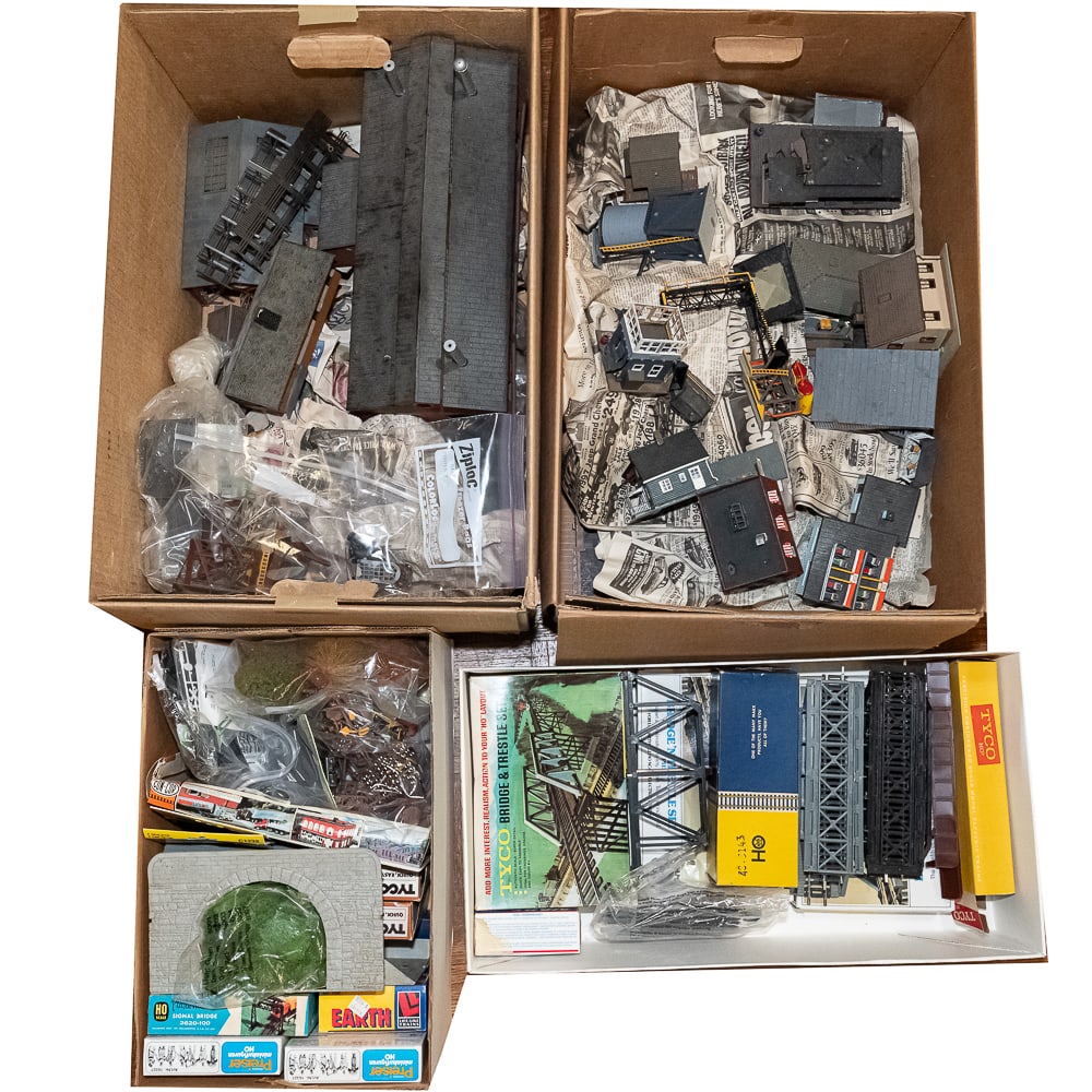 HO Scale Train Accessory Assortment Building &More (1 of 6)