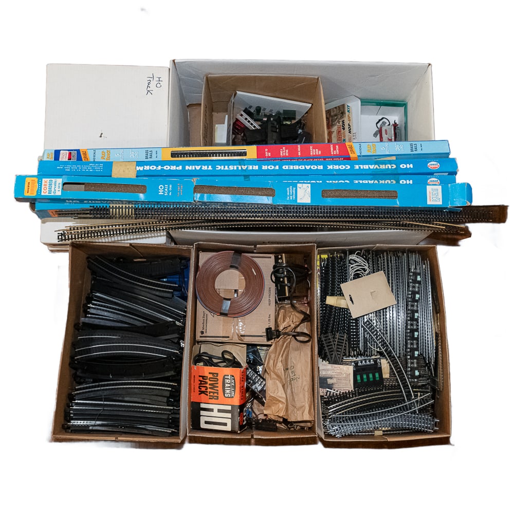 Large HO Toy Train Track & Accessory Assortment (1 of 7)